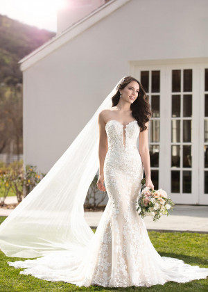 Strapless Plunging Neck Ivory Lace Tulle Open Buttons Back Wedding Dress